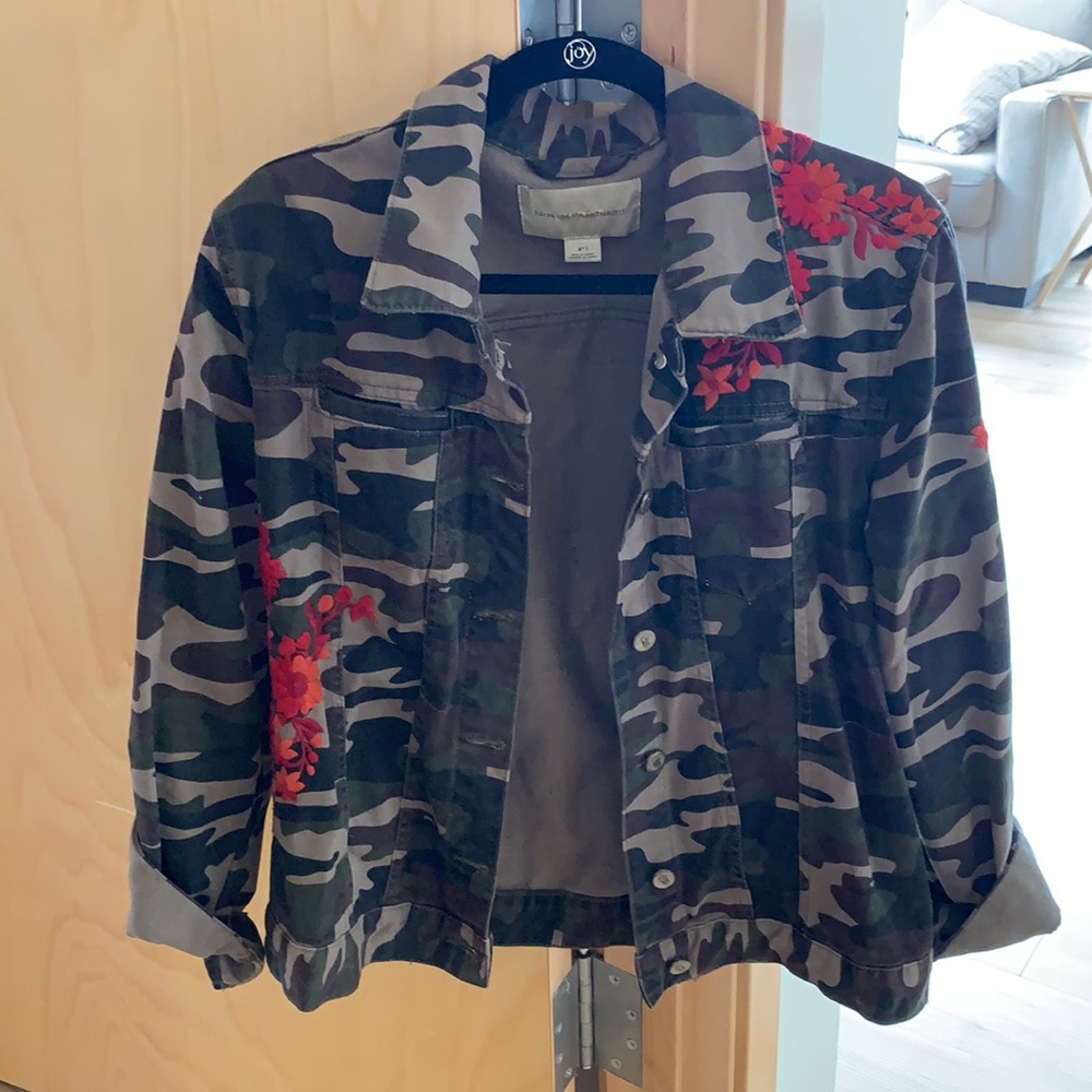 Camo utilitarian jacket w cute embroidery